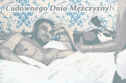 Kobieta przynosi śniadanie do łóżka swojemu ukochanemu